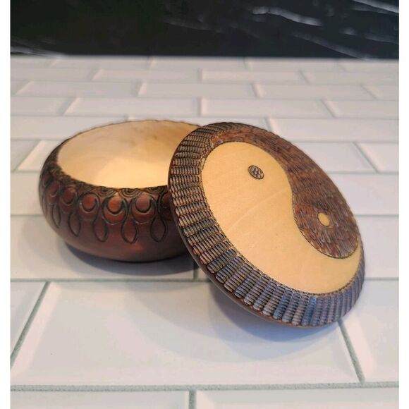 Carved Wood Round Yin Yang Handmade Wood Crafted Trinket Box Keepsake 4"x2" EUC - Picture 9 of 9